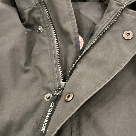 Canada Goose Black Kids Jacket with fur trim in very good gently worn condition - Picture 11 of 16